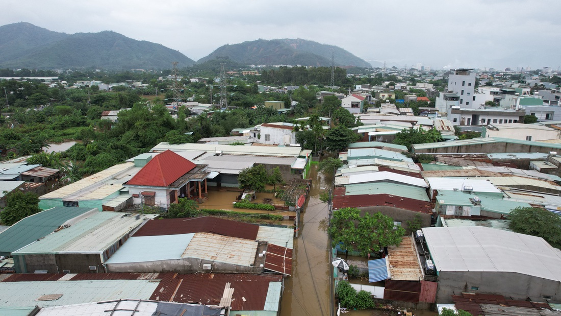 Khu trọ tập trung của sinh viên nhiều trường đại học tại quận Liên Chiểu bị ngâm sâu trong nước