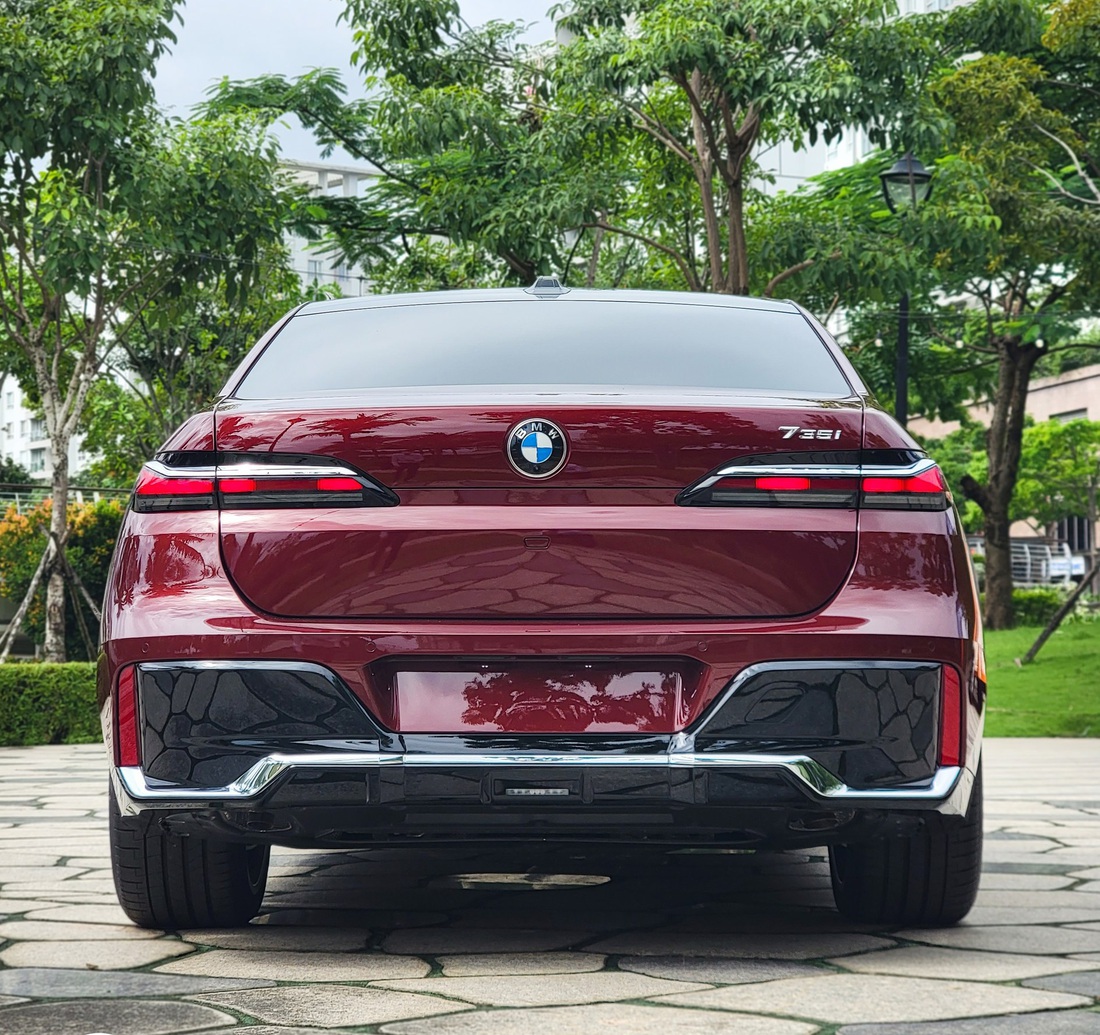 BMW 735i 2023 sử dụng động cơ xăng tăng áp 3.0L, 6 xi lanh, cho công suất 286 mã lực và mô-men xoắn 425 Nm. BMW 740i sử dụng động cơ tương tự, nhưng công suất được chỉnh lên mức 381 mã lực và 540 Nm mô-men xoắn. Hộp số tự động 8 cấp Steptronic Sport và hệ dẫn động cầu sau. Xe có 6 chế độ lái - Ảnh: Đại lý BMW/Facebook