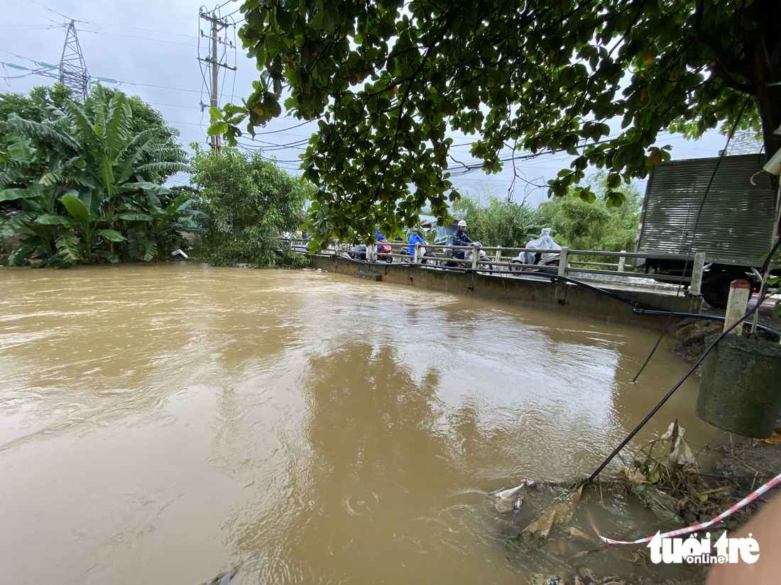 Nước lũ đổ về chạm thành cầu nối thông đường Mẹ Suốt 