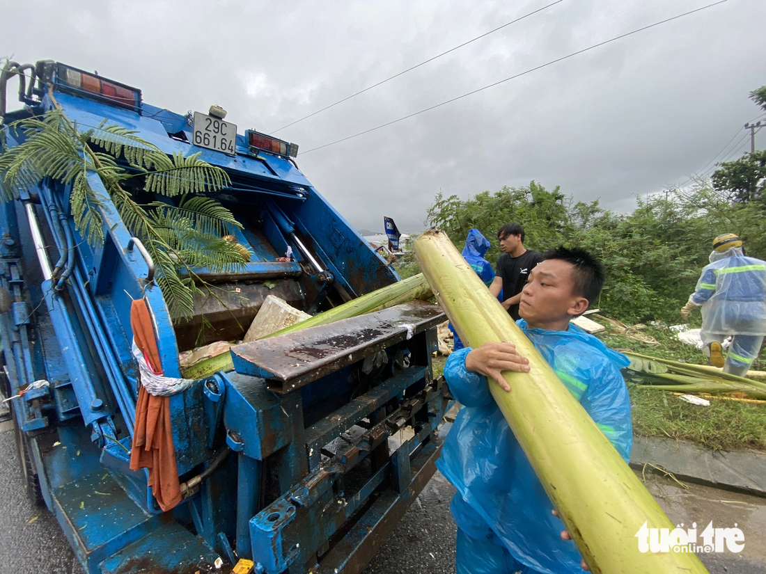 Rác rưởi, cây cối được đơn vị vệ sinh môi trường dọn dẹp để không trôi xuống kênh gây tắc dòng chảy .