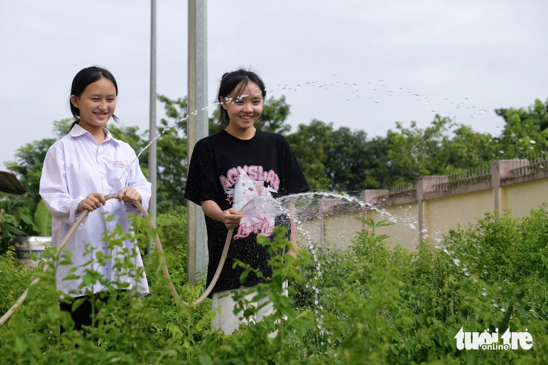 Tại Trung tâm Công tác xã hội và bảo trợ xã hội tỉnh Yên Bái, khoảng trống ký ức tuổi thơ của Dua được lấp đầy bằng những kỷ niệm đẹp với các em ở trung tâm - Ảnh: NGUYÊN BẢO