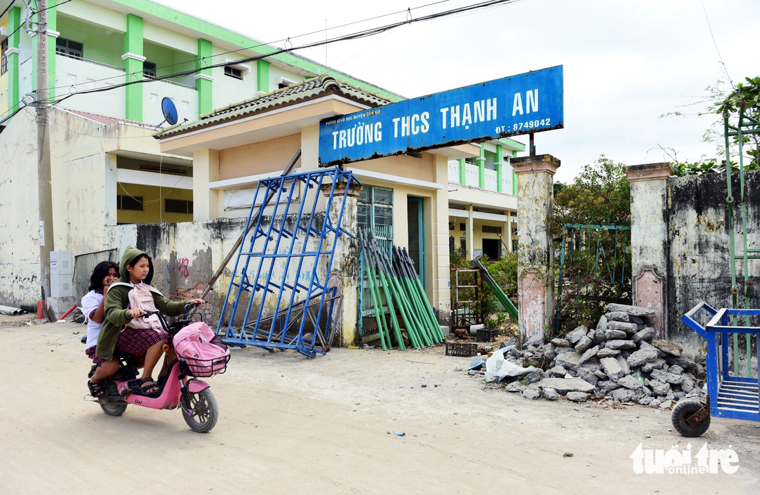 Từ tháng 10-2022, Ban quản lý dự án đầu tư xây dựng khu vực huyện Cần Giờ có văn bản xin ý kiến góp ý về quy mô, phương án đầu tư xây dựng mới trạm y tế tại Trường trung học cơ sở Thạnh An (cũ), với vốn đầu tư gần 40 tỉ đồng - Ảnh: DUYÊN PHAN