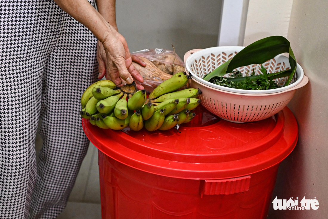 Thiếu nước sạch, bà Hoa phải mua các loại củ, quả để ăn thay rau. Bà lý giải những loại này sẽ không phải rửa - Ảnh: HỒNG QUANG