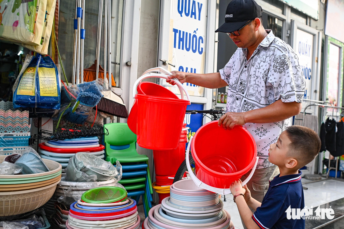 Nhu cầu trữ nước tăng khiến nhiều loại đồ nhựa tại đây luôn trong tình trạng &quot;cháy hàng&quot; - Ảnh: HỒNG QUANG