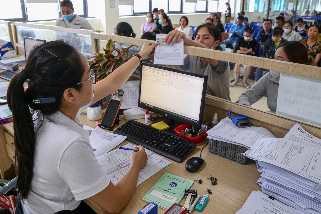 Cán bộ giải quyết thủ tục liên quan đến bảo hiểm xã hội cho người lao động - Ảnh: HÀ QUÂN