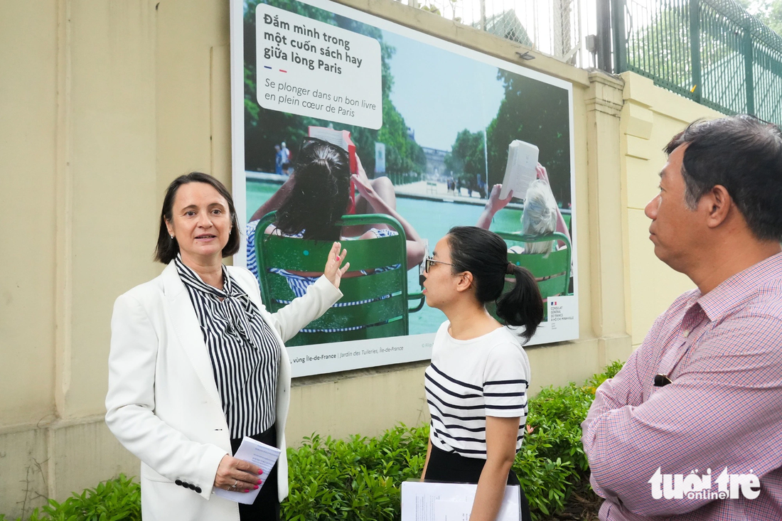 Bà Emmanuelle Pavillon-Grosser (bìa trái), tổng lãnh sự Pháp tại TP.HCM, phát biểu khai mạc triển lãm ngày 18-10. Bà cho biết trong bối cảnh quốc tế có nhiều biến động, nước Pháp sẽ mang đến cho du khách những giây phút nghỉ ngơi, giải trí, tránh xa những ồn ã phố thị - Ảnh: HẢI QUỲNH