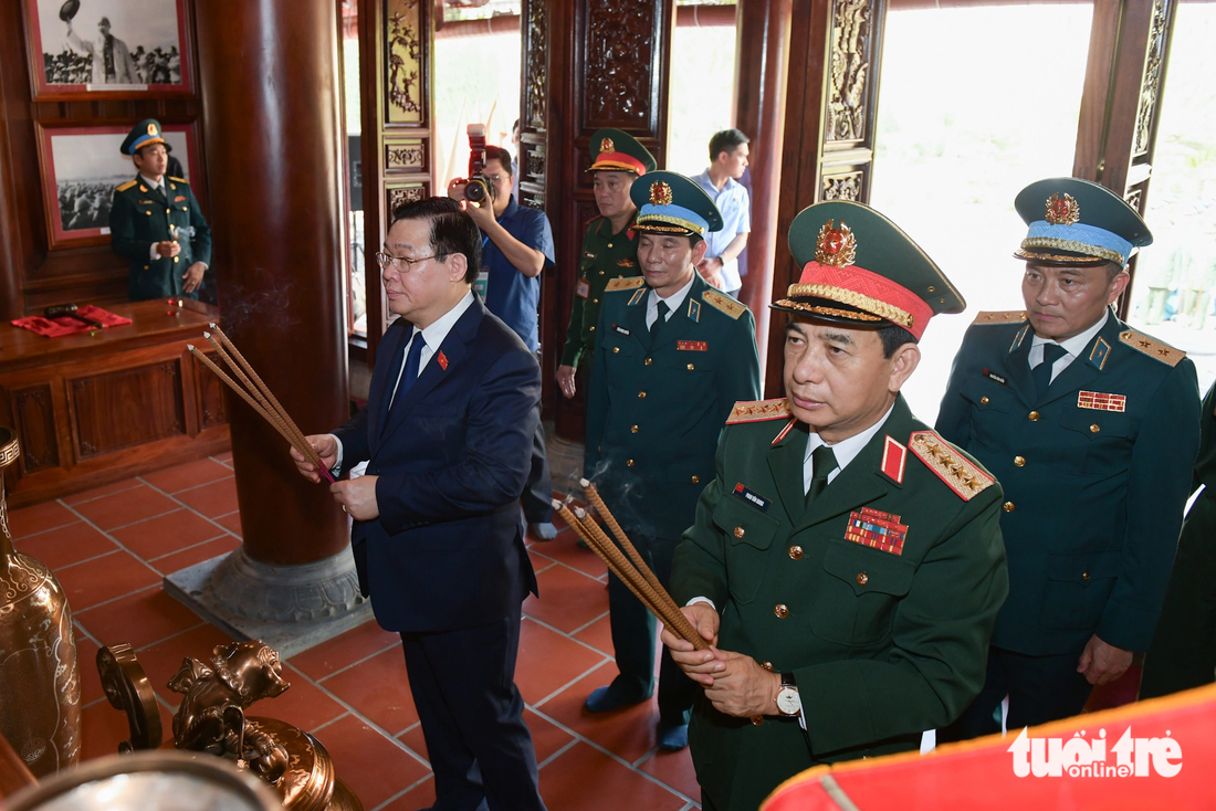 Chủ tịch Quốc hội Vương Đình Huệ và Đại tướng Phan Văn Giang, bộ trưởng Bộ Quốc phòng, dâng dương, dâng hoa tưởng niệm tại nhà tưởng niệm Bác Hồ và các anh hùng liệt sĩ Phòng không - Không quân