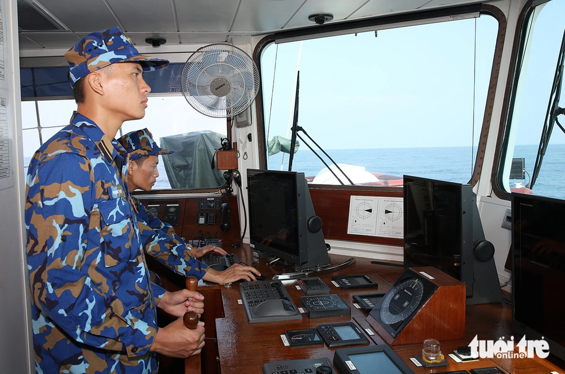 Kíp chỉ huy tàu hành trình trên biển.