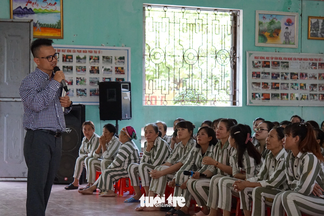 Tác giả Tô Giang chia sẻ với các nữ phạm nhân như một người đồng cảm, đồng cảnh - Ảnh: T.ĐIỂU