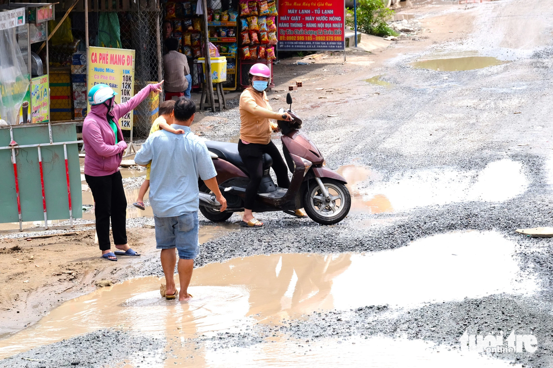 Đường Hồ Văn Long, đoạn từ đường Võ Trần Chí đến kênh Tham Lương - Bến Cát, quận Bình Tân, TP.HCM (còn gọi là đường Sông Suối) dài chưa đến một cây số nhưng tróc lở, &quot;nát như tương&quot; - Ảnh: PHƯƠNG NHI