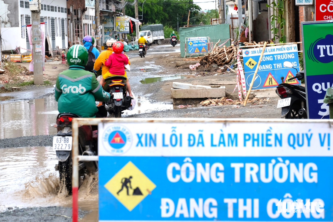 Tuyến đường đang triển khai thực hiện dự án nâng cấp, mở rộng. Tuy nhiên, nhiều hộ dân chưa bàn giao mặt bằng nên dự án còn dang dở. Địa phương đang triển khai dự án theo kiểu cuốn chiếu, có mặt bằng tới đâu thi công tới đó. Nhiều người dân đi ngang các con đường này không muốn tấm bảng &quot;xin lỗi&quot; này tồn tại ngày này qua ngày khác - Ảnh: PHƯƠNG NHI