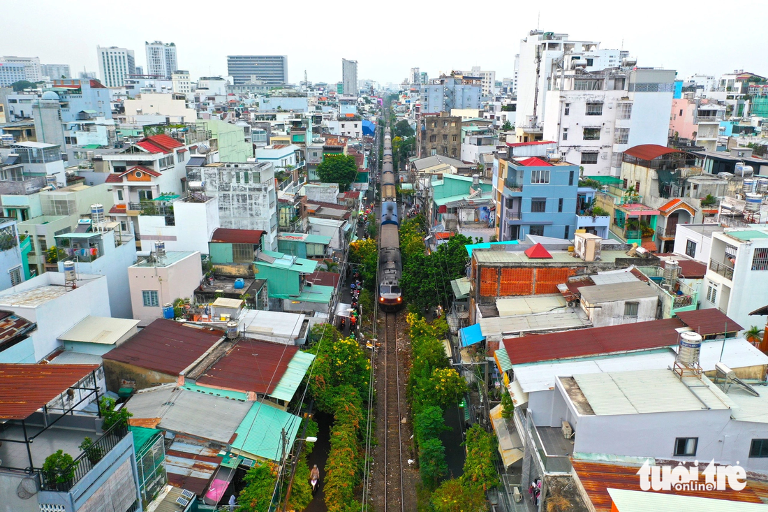 helo - Ảnh 8. Cuối tháng 8 vừa qua, UBND TP.HCM có công văn đề nghị Bộ Giao thông vận tải chấp thuận bố trí kinh phí cho Tổng công ty Đường sắt Việt Nam khắc phục, sửa chữa các hư hỏng tại 14km hàng rào đường sắt trên địa bàn thành phố. Lý do là UBND TP đã đề nghị Tổng công ty Đường sắt Việt Nam sửa chữa hàng rào để đảm bảo an toàn, mỹ quan đô thị nhưng doanh nghiệp này cho biết kinh phí hạn chế nên đề nghị địa phương quan tâm bố trí nguồn kinh phí để sửa chữa
