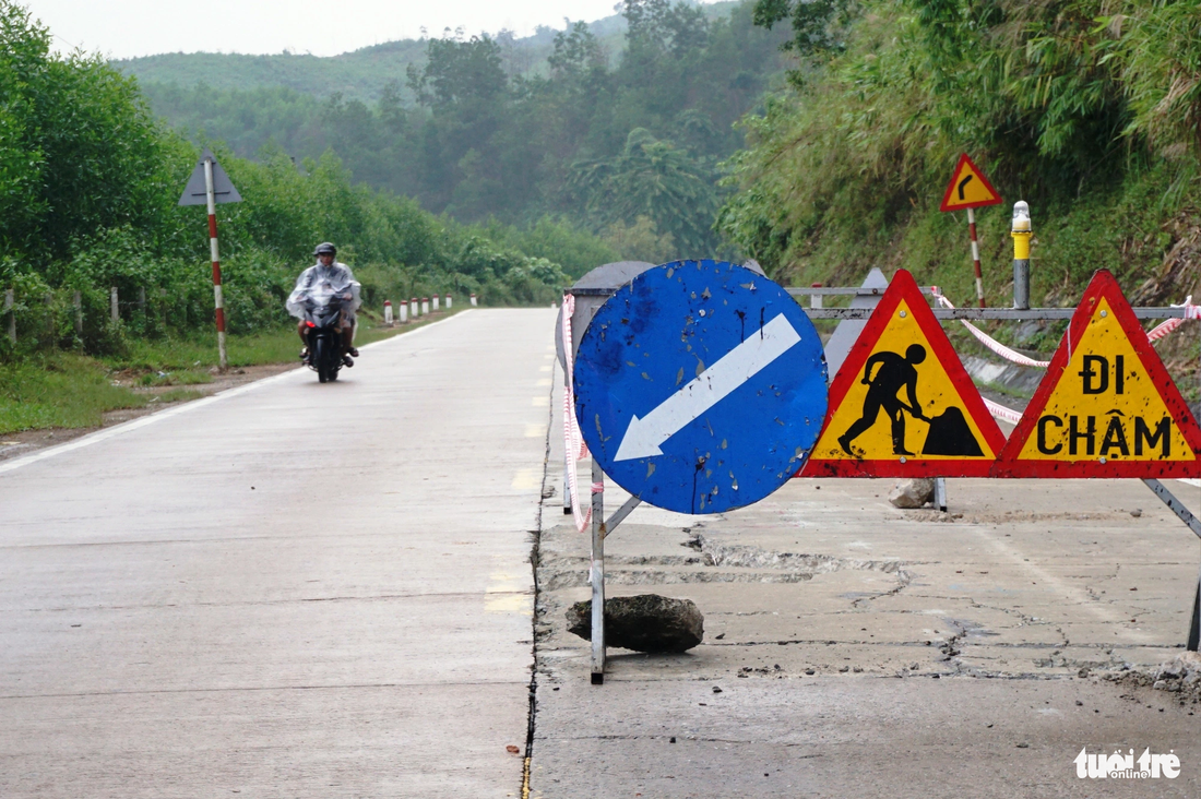 Đơn vị thi công khoanh vùng vị trí hư hỏng, khi thời tiết thuận lợi sẽ sửa chữa - Ảnh: Đ.C.