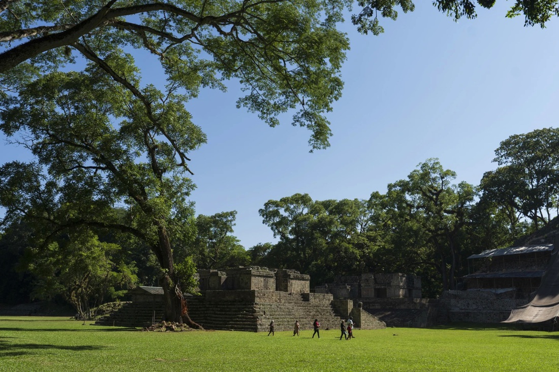 Du khách tham quan các công trình tại Copan, Honduras - Ảnh: AP