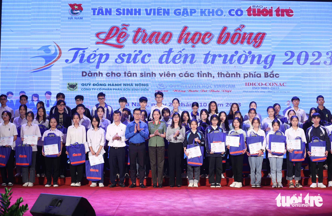 Các đại biểu chụp ảnh lưu niệm với các bạn tân sinh viên 19 tỉnh, thành Đồng bằng sông Hồng và khu vực phía Bắc năm 2023 nhận học bổng &quot;Tiếp sức đến trường&quot; đợt IV - Ảnh: NGUYỄN KHÁNH