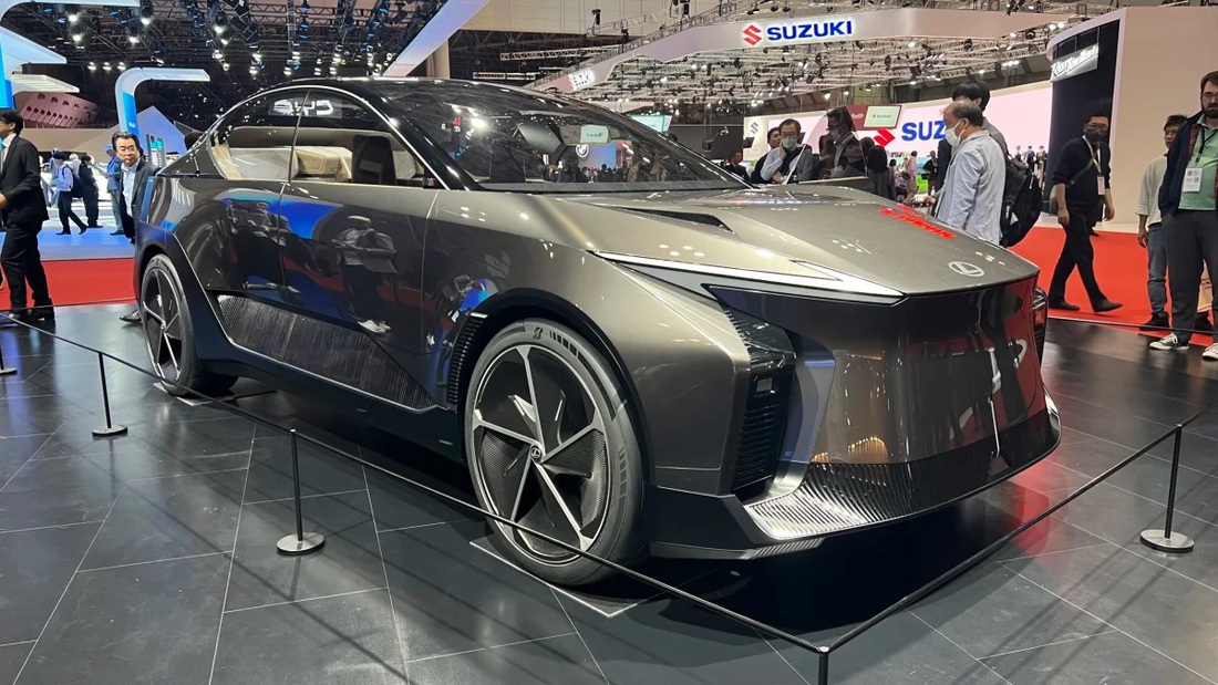 Lexus LF-ZL tại gian hàng hãng ở Japan Mobility Show 2023 - Ảnh: Autoblog