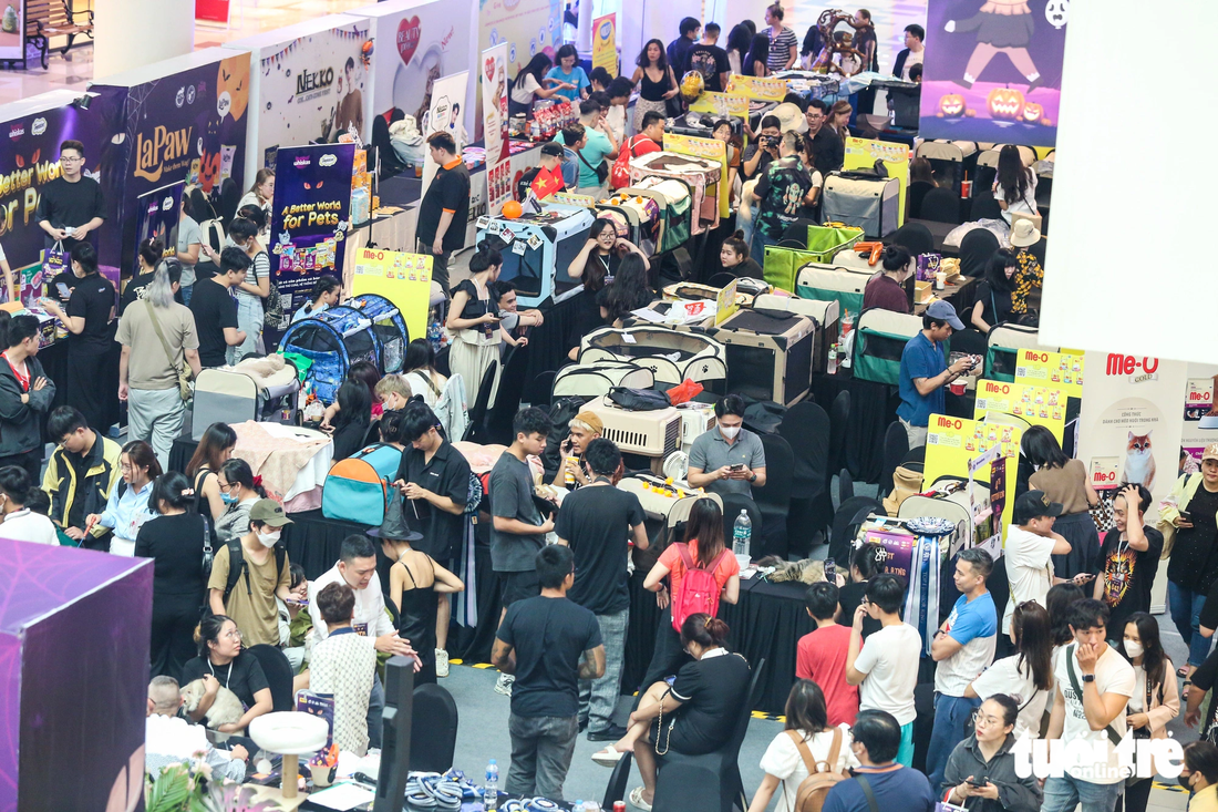 Đông đảo người dân và du khách tham dự cuộc thi mèo giống quốc tế (WCF International Cat show in Vietnam) do Liên chi hội mèo Việt Nam tổ chức tại TP.HCM