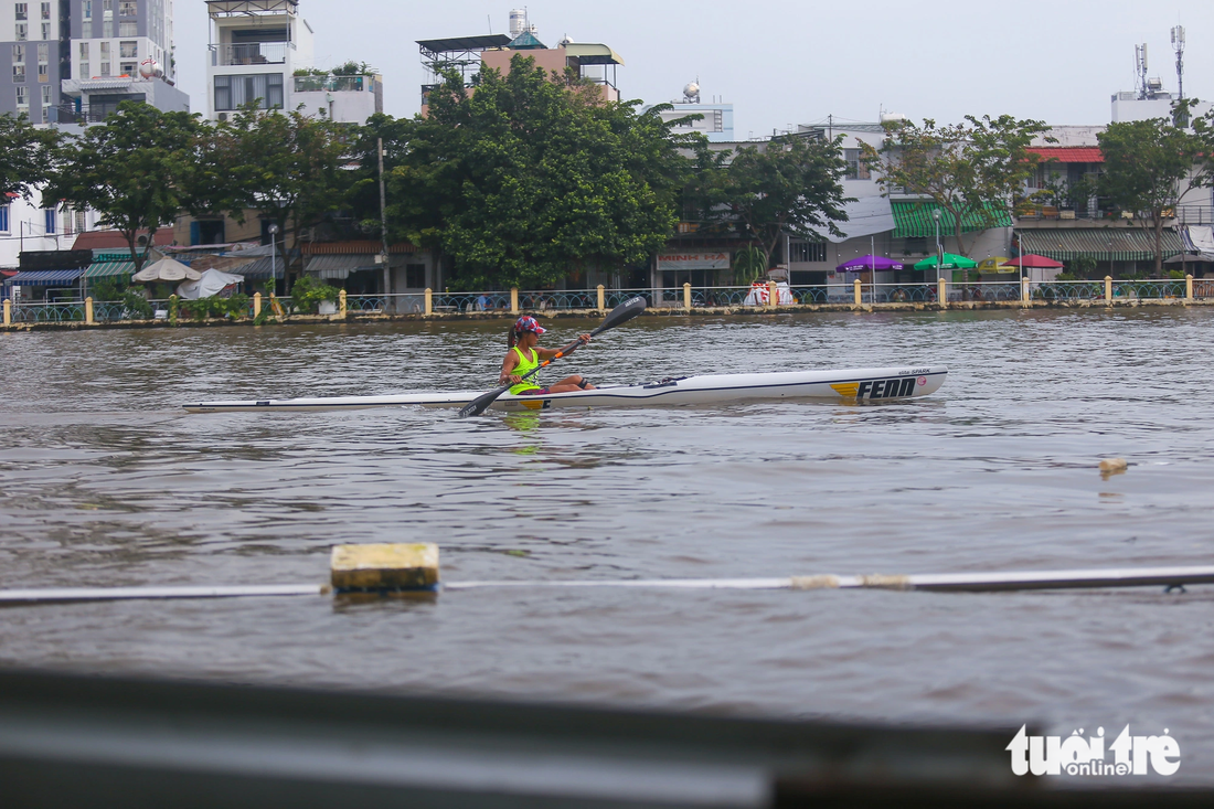 Tại khu vực bờ kè Thanh Đa bị sụp nước đã dâng cao, ngập gần hết phần cột kè phía trong