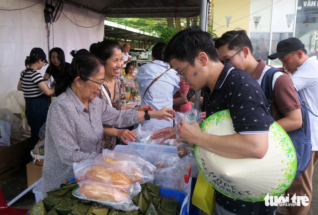 Bác sĩ Nguyễn Thị Ngọc Phượng và con gái trong vai tiểu thương bán đồ ăn - Ảnh: T.T.D