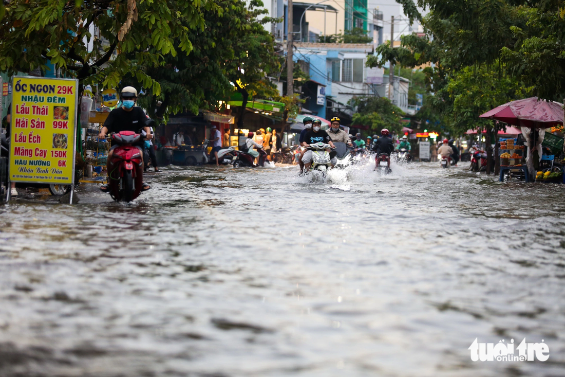 Nhiều nơi lân cận đường Trần Xuân Soạn cũng bị triều cường &quot;tấn công&quot; - Ảnh: PHƯƠNG QUYÊN