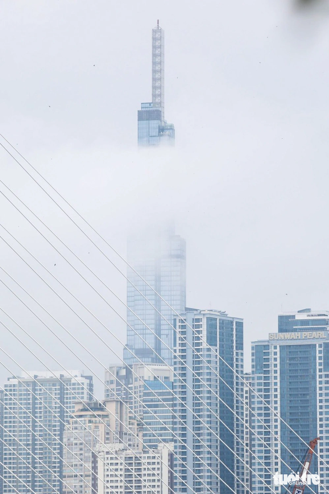 Lớp mây là đà che khuất đỉnh tòa nhà Landmark 81