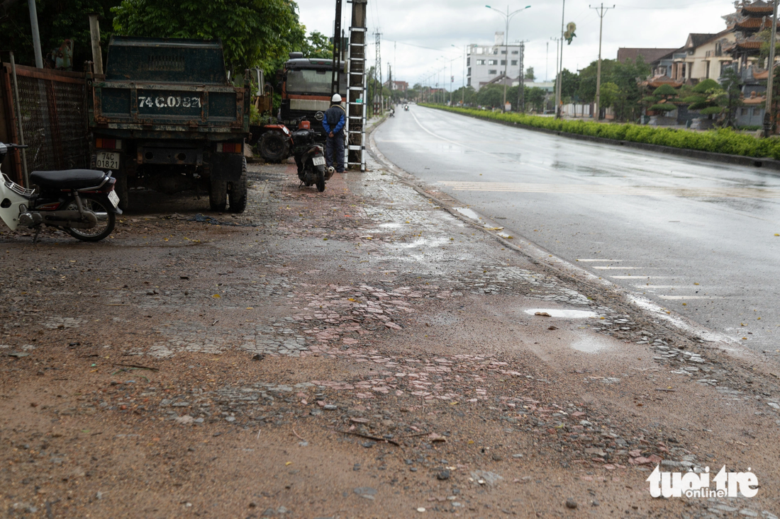 Cục Đường bộ Việt Nam nhiều lần đề nghị tỉnh Quảng Trị tiếp nhận, nhưng tỉnh từ chối vì &quot;không phù hợp với các quy định cũng như điều kiện thực tế tại địa phương&quot; - Ảnh: HOÀNG TÁO