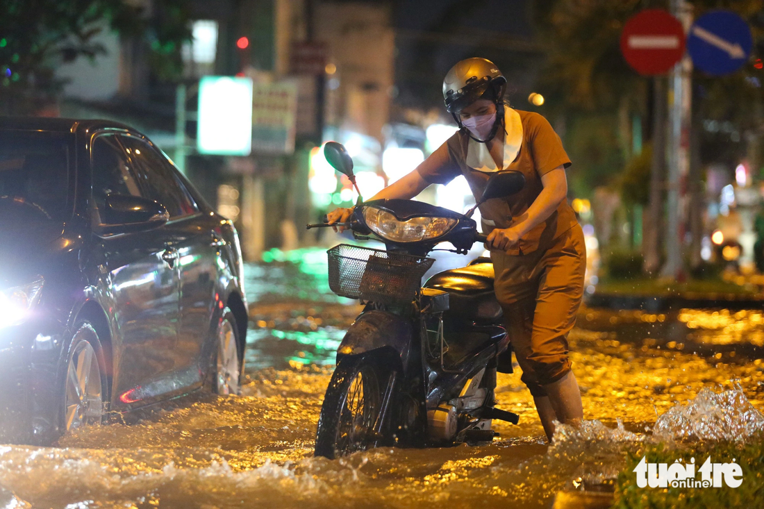 Từ ngày mai 31-10, mực nước các sông bắt đầu xuống dần. Tuy nhiên triều cường vẫn có khả năng gây ngập các vùng ven sông rạch.