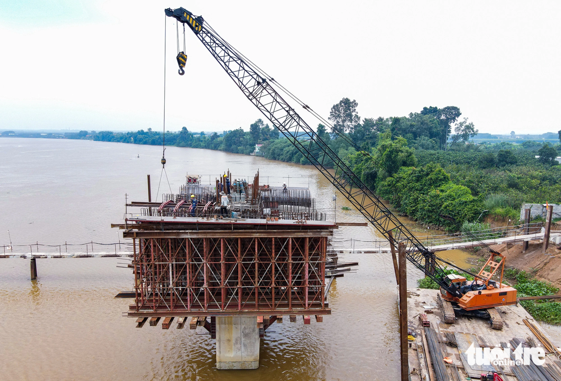 Hàng chục kỹ sư, công nhân cùng các máy móc chuyên dụng trên công trường xây dựng cầu Bạch Đằng 2. Góc chụp ở khu vực tỉnh Đồng Nai