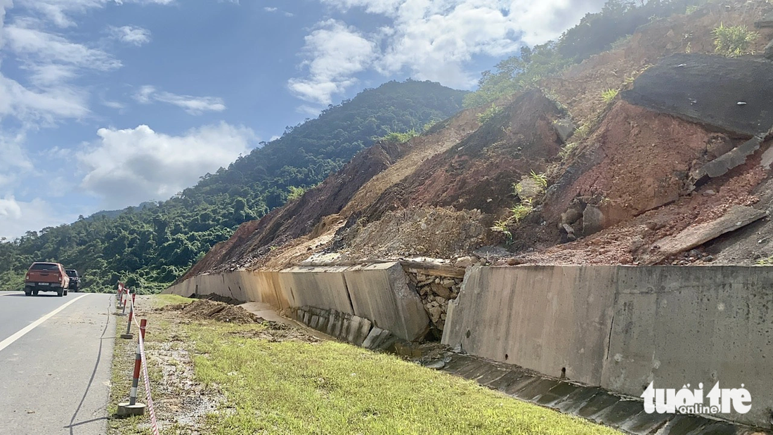 Đất đá từ độ cao hàng chục mét có thể ập xuống đường tại điểm sạt lở Km43 tuyến cao tốc La Sơn - Túy Loan khi có mưa lớn - Ảnh: TRƯỜNG TRUNG