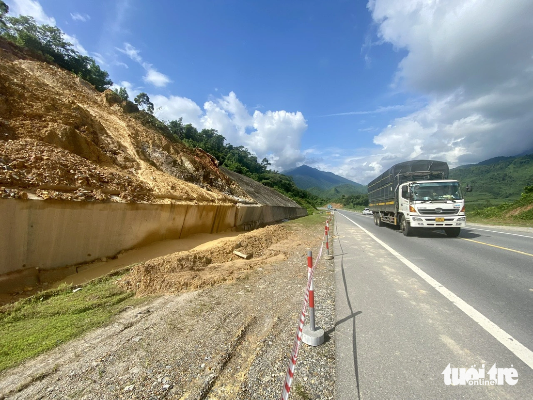 Khu Quản lý đường bộ III cắm bảng và giăng dây cảnh báo điểm sạt lở trên cao tốc - Ảnh: TRƯỜNG TRUNG