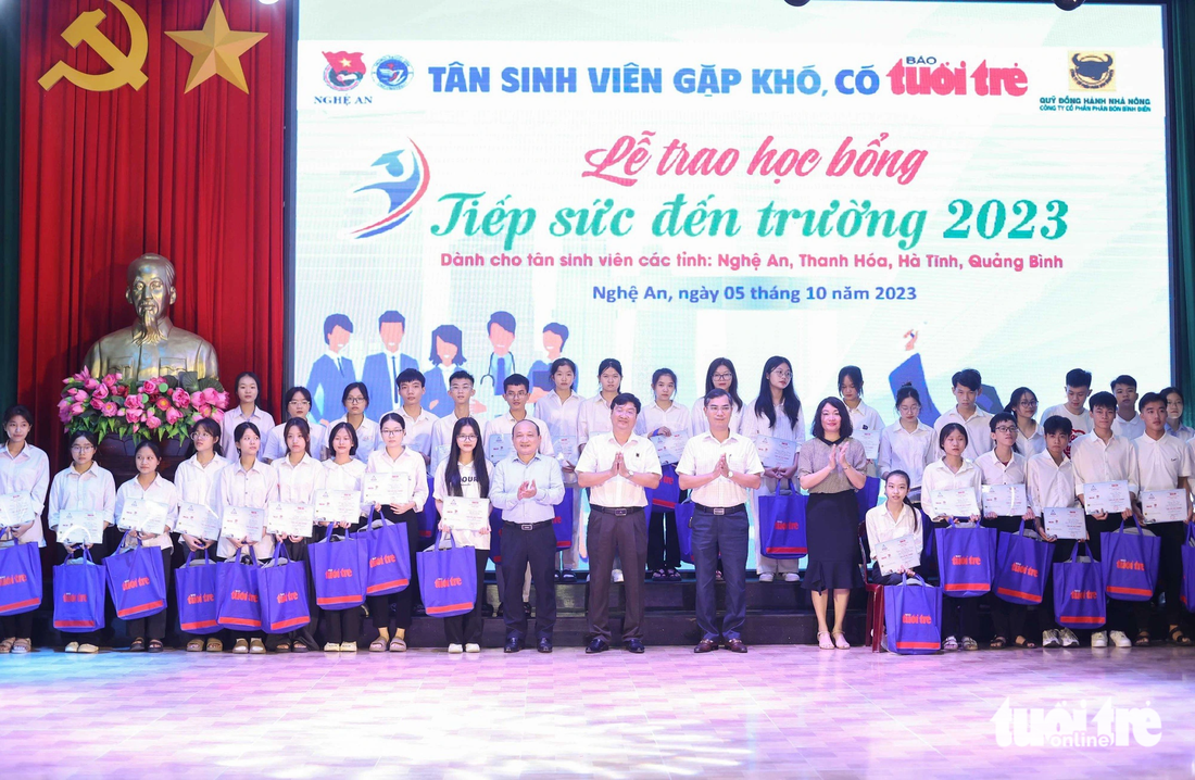 Các đại biểu chụp ảnh lưu niệm với các tân sinh viên tỉnh Hà Tĩnh nhận học bổng Tiếp sức đến trường - Ảnh: NGUYỄN KHÁNH