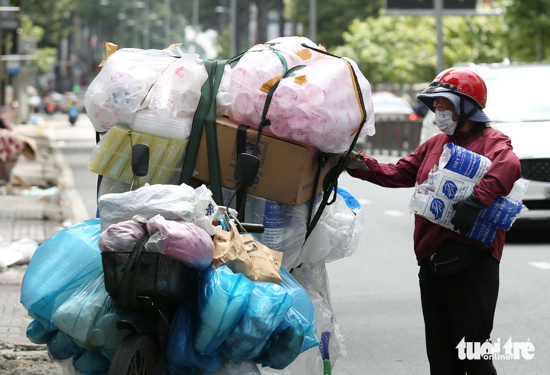 Tiểu thương tại TP.HCM ưa chuộng sử dụng túi ni lông vì giá thành rẻ, dễ tiếp cận 