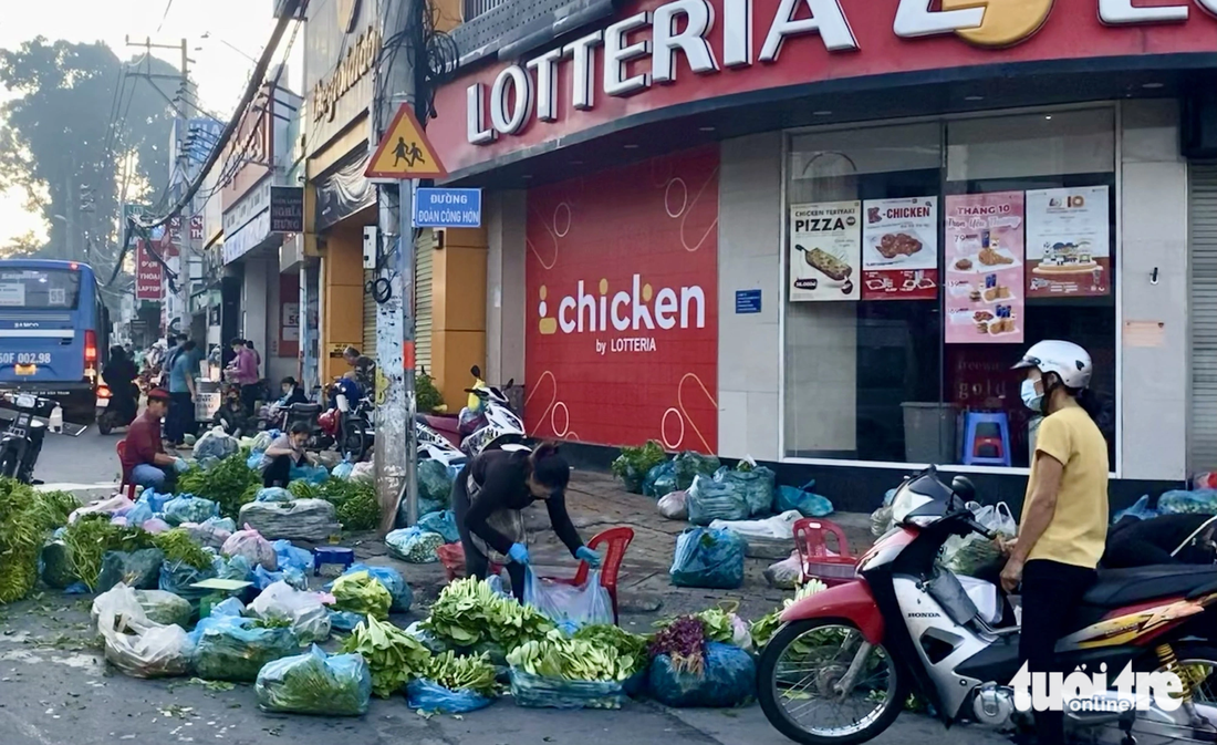 Hình ảnh tiểu thương bày hàng với đầy túi ni lông đã quen thuộc tại chợ Thủ Đức (TP.HCM) mỗi sáng 