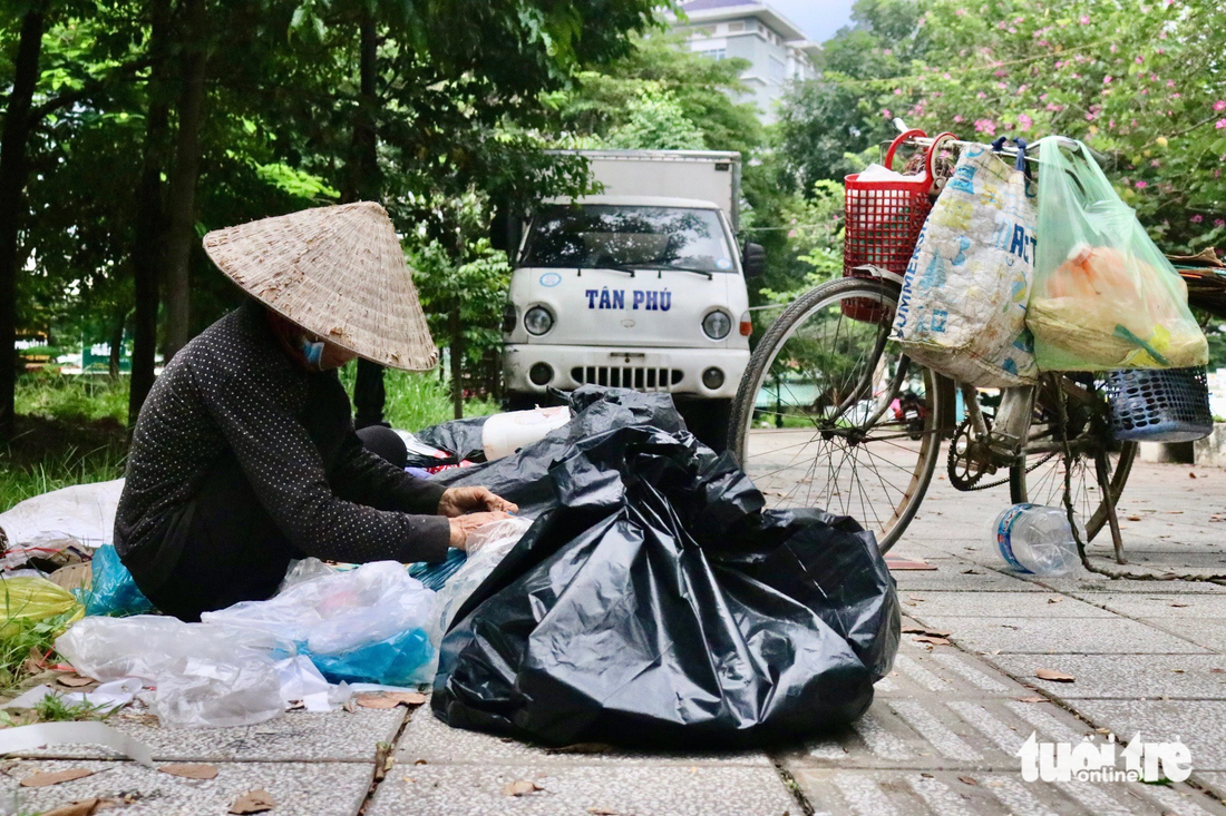 Ở TP.HCM, không khó để bắt gặp hình ảnh những người gom ve chai với chiếc xe đầy túi ni lông