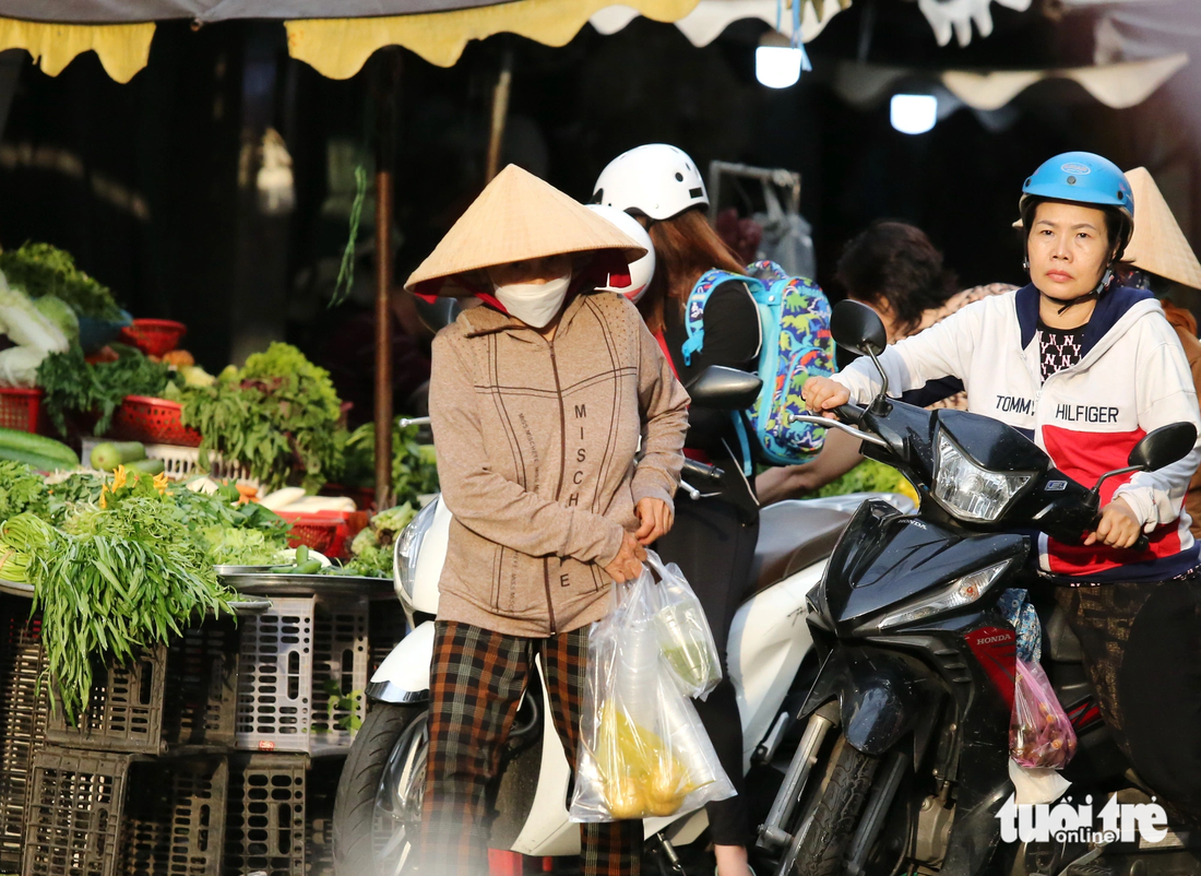 Lỉnh kỉnh đồ đạc đựng trong túi ni lông khi đi chợ về  