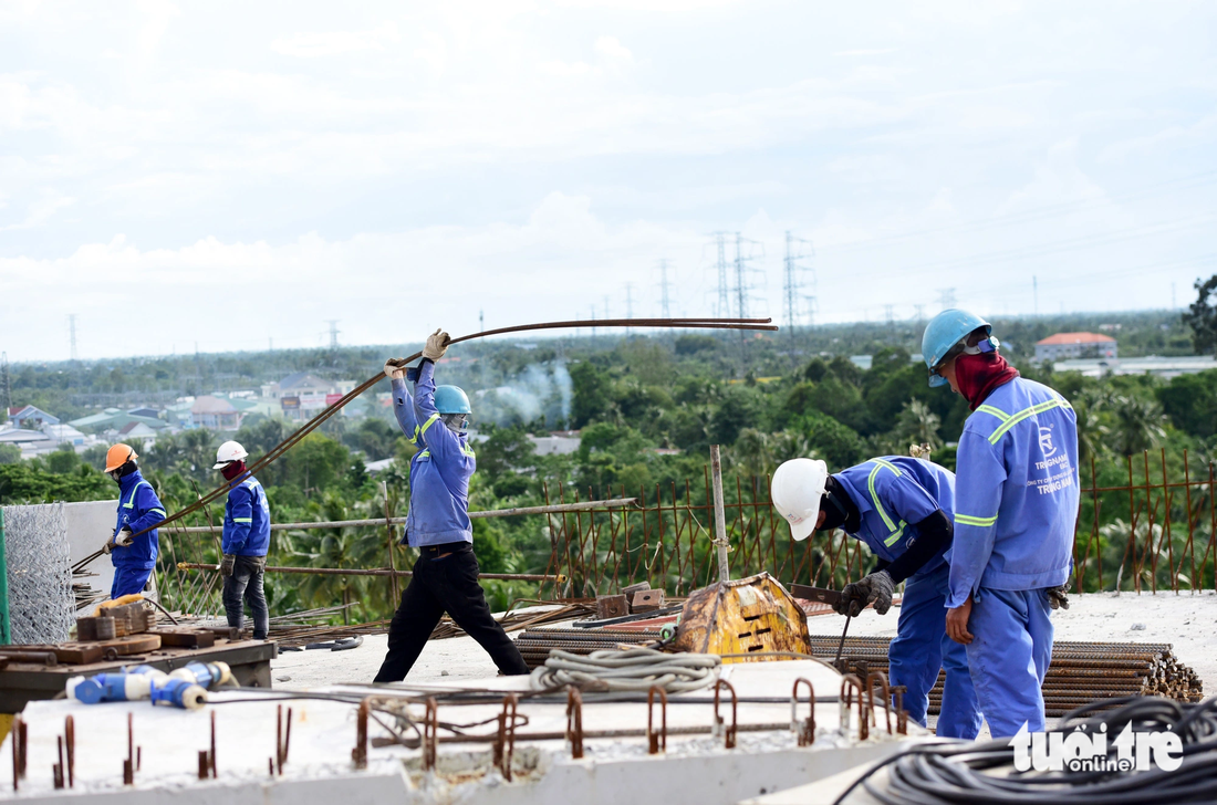 Trong quá trình xây dựng, nhà thầu cho biết gặp không ít khó khăn khi sông sâu có dòng nước chảy xiết. Công trường không có đường cho xe tiếp cận. Tất cả vật liệu đều vận chuyển bằng đường thủy nên phụ thuộc vào con nước rất nhiều.