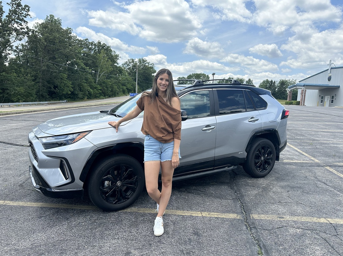 The Car Mom, chuyên đánh giá các xe cho gia đình, ấn tượng trước động cơ hybrid của Toyota RAV4 trong việc tiết kiệm chi phí nhiên liệu cho người sử dụng - Ảnh: The Car Mom