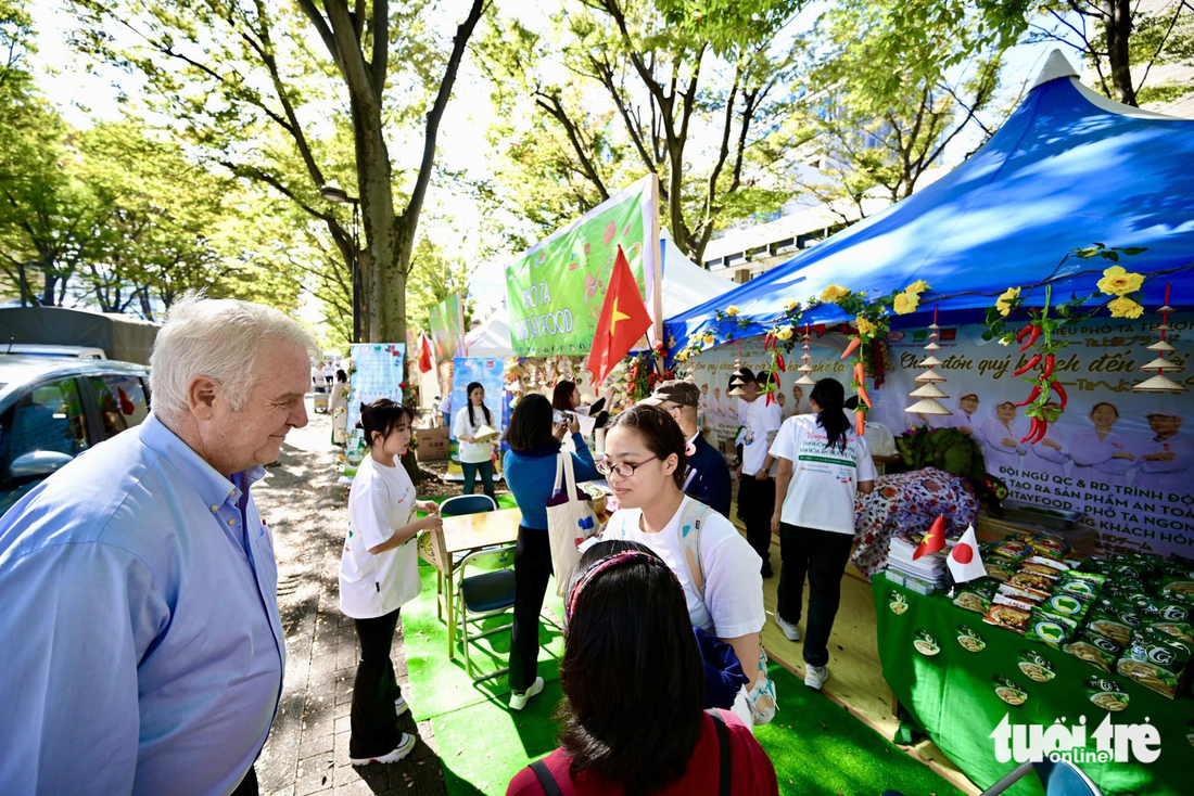 Khách tới tham quan các quầy hàng tại Vietnam Phở Festival 2023 trước giờ khai mạc 