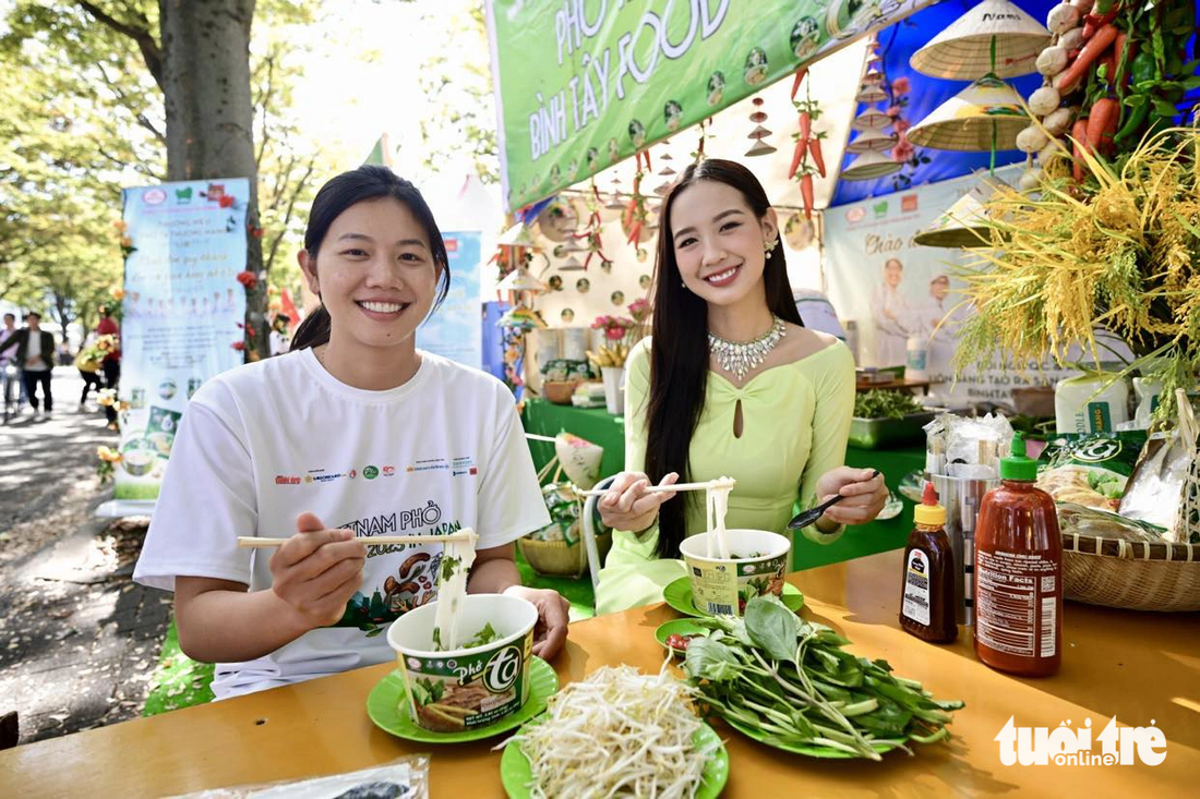 Đại sứ Vietnam Phở Festival, Hoa hậu Liên lục địa Lê Nguyễn Bảo Ngọc, và kình ngư Ánh Viên thưởng thức Phở Ta 