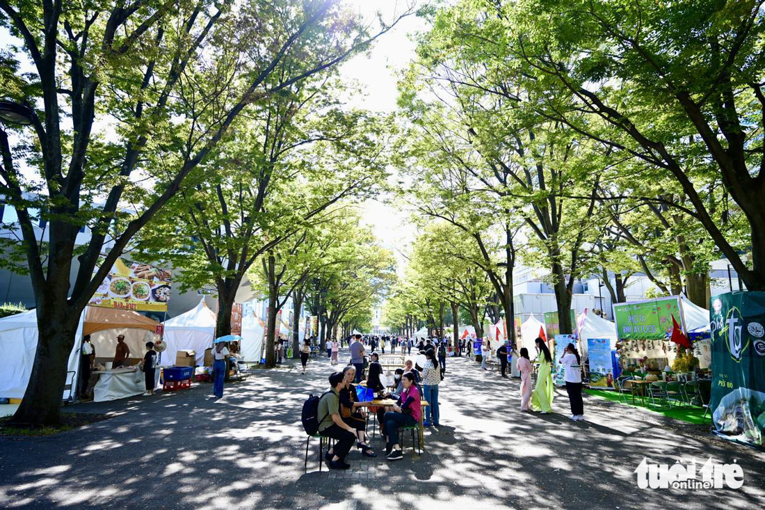 Công viên Yoyogi từ đầu giờ sáng 7-10, trong ngày khai mạc Vietnam Phở Festival đã thu hút nhiều khách đến tham dự