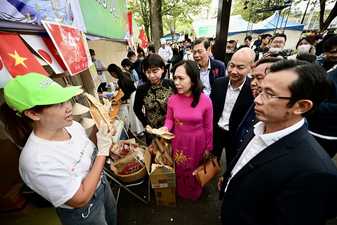 Bà Nguyễn Thanh Xuân tham quan gian hàng Phở Hai Thiền