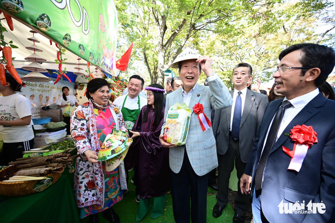 Bà Lê Thị Giàu, chủ tịch hội đồng quản trị Bình Tây Food (bìa trái) tiếp ông Yamaguchi Natsuo, chủ tịch Đảng Công Minh Nhật Bản (giữa) và Phó tổng biên tập báo Tuổi Trẻ Trần Xuân Toàn thăm gian hàng ngày 7-10, ngay sau lễ khai mạc lễ hội - Ảnh: QUANG ĐỊNH