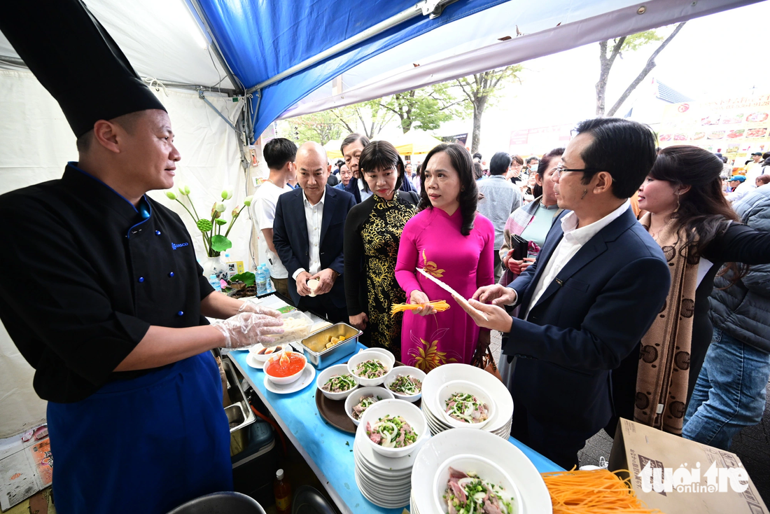 Bà Nguyễn Thị Thanh Xuân cùng đoàn công tác ghé các gian hàng phở Việt khi tới Vietnam Phở Festival hôm  8-10 - Ảnh: QUANG ĐỊNH