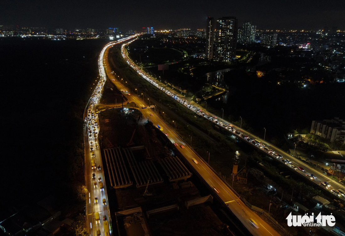 Trong khi đó, tại đường dẫn cao tốc TP.HCM - Long Thành - Dầu Giây và đường song hành cũng bị kẹt xe kéo dài từ giao lộ Đỗ Xuân Hợp cách đó khoảng 2km.