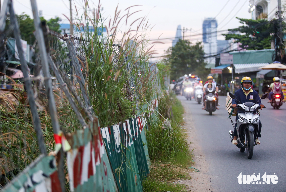 Cách nút giao An Phú khoảng 2km, hình ảnh lô cốt án ngữ nhiều năm trên đường Lương Định Của khiến bao người dân ngao ngán. Tại gần giao lộ Lương Định Của và Trần Não, con đường bị bóp méo hoàn toàn do lô cốt công trình rào chắn.