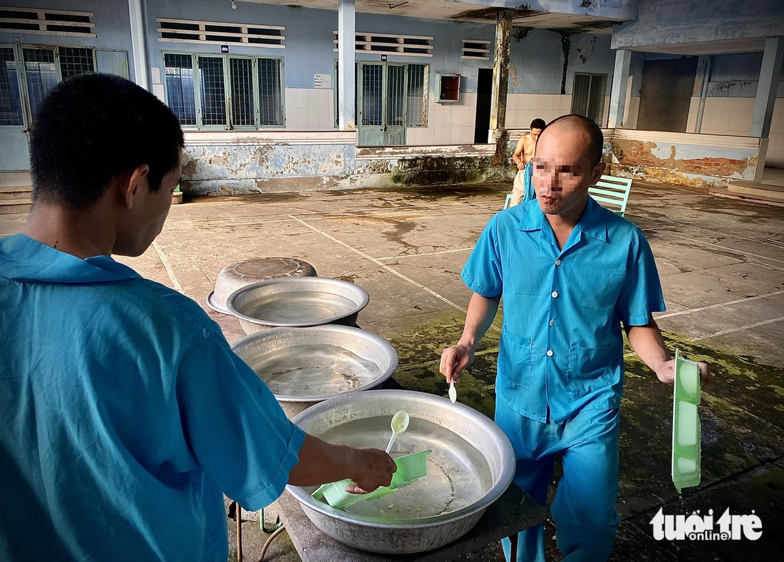 Mùa mưa, không gian sinh hoạt của người bệnh tâm thần ở Đà Nẵng bị ảnh hưởng nghiêm trọng - Ảnh: TRƯỜNG TRUNG