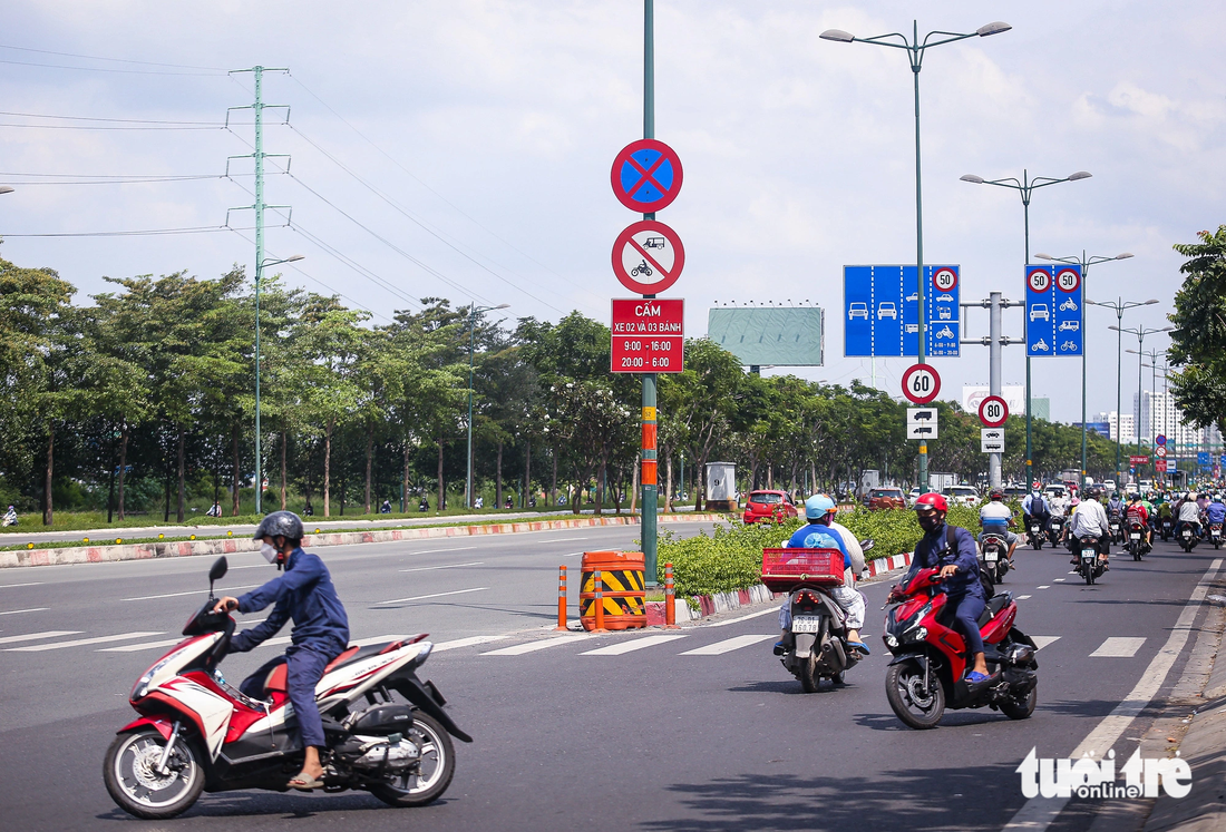 Không những chạy vào làn ô tô, một số người dân còn lao ngược chiều trên đường Phạm Văn Đồng để qua các qua giao lộ cho... nhanh - Ảnh: CHÂU TUẤN