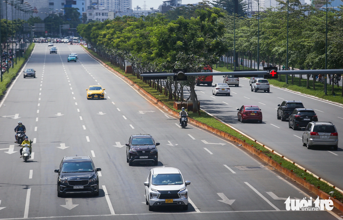 Một xe máy phóng hẳn vào làn đường ô tô phía bên phải. Hình ảnh ghi nhận gần giao lộ Phạm Văn Đồng và đường số 25 (phường Hiệp Bình Chánh, TP Thủ Đức) - Ảnh: CHÂU TUẤN