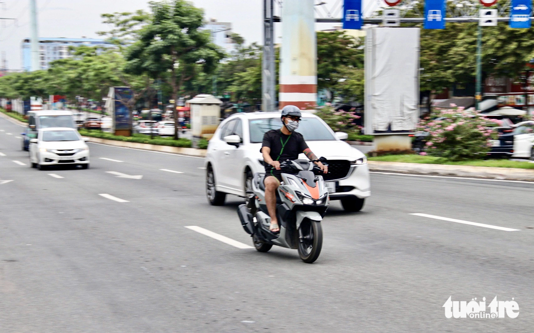 Ông Nguyễn Minh Tú (59 tuổi, ngụ quận Bình Thạnh) bức xúc: “Chưa tới 16h mà nhiều xe máy chạy vào làn ô tô. Đã vậy còn đi nhanh, luồn lách tạt đầu ô tô rất nguy hiểm. Nếu xảy ra tai nạn thì mấy xe ô tô chạy đúng bị vạ lây” - Ảnh: TIẾN QUỐC