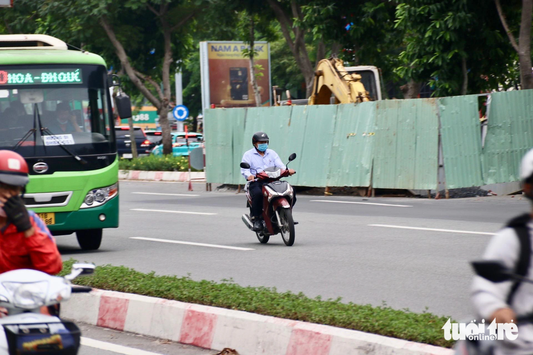 Điều đáng nói, có lúc đường Phạm Văn Đồng rất vắng nhưng người đi xe máy vẫn thích vào làn ô tô chạy cho... tiện - Ảnh: TIẾN QUỐC